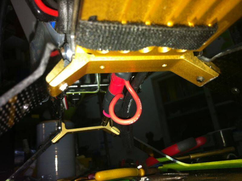 3~電源線從肚子啦~拉~拉~出來..