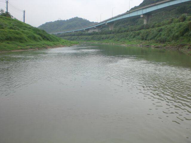 右邊的水域