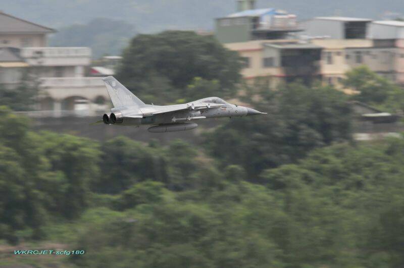 讚啦！對了！阿強兄F-16及阿霖兄F-22地面警戒中！