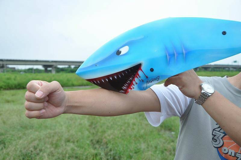 鯊魚咬人.....快來報警!