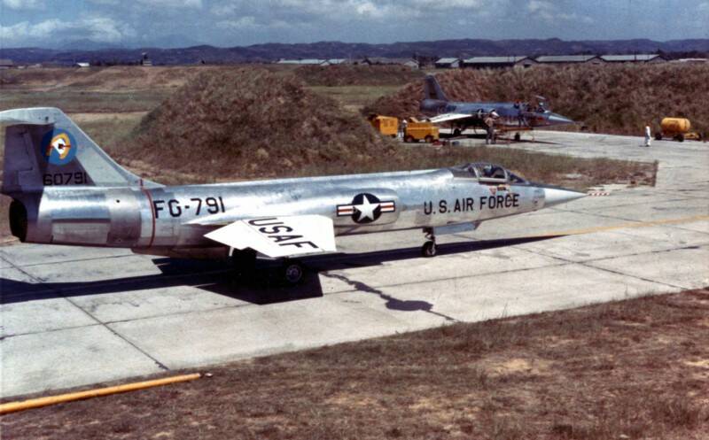 1958年9月15日，美軍83戰鬥攔截中隊（83rd Fighter Interceptor Squadron）停放在台灣桃園空軍基地的洛克希德F-10 ...