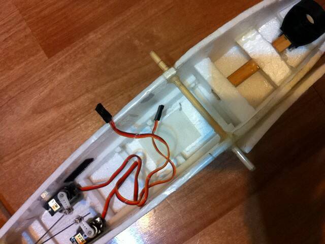 吃11.1V 2200mAH 可輕鬆飛15分鐘