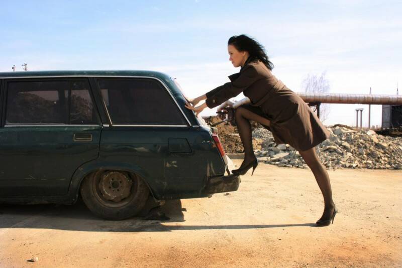 woman push car.jpg