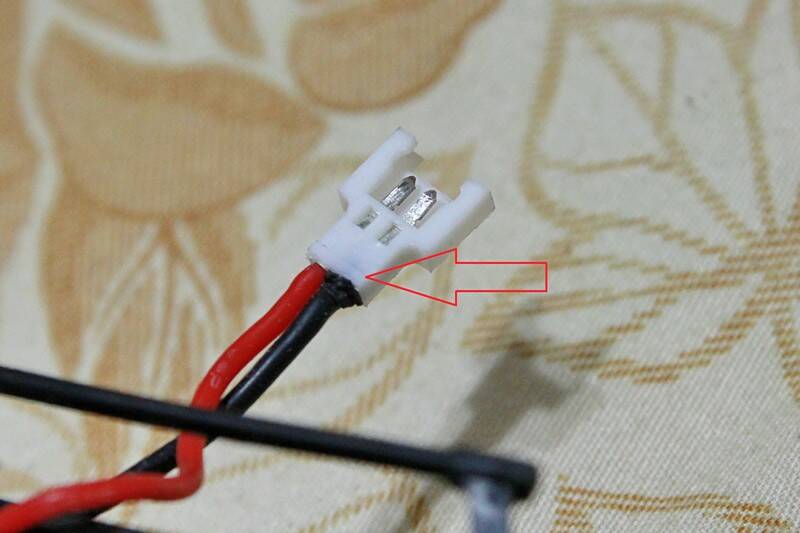 黑線斷處在箭頭指的母座內...誰看的到@@