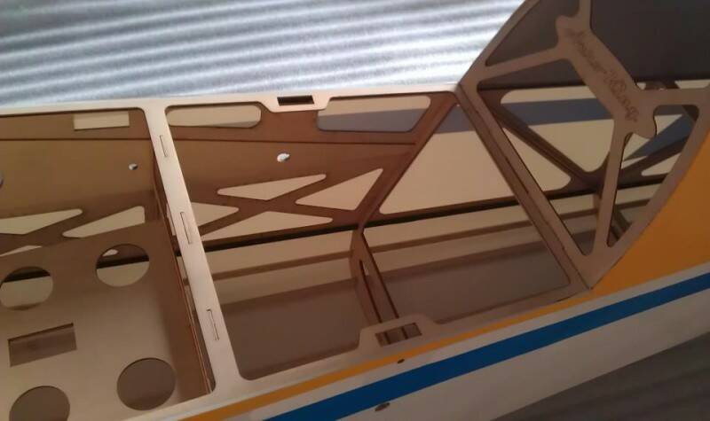 機身碳纖下縱樑加強