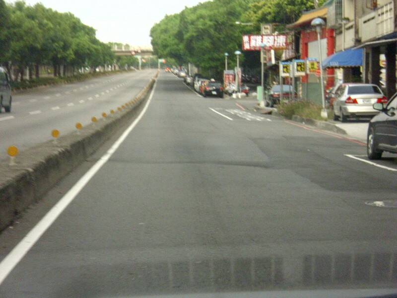 2.3公里後改駛慢車道