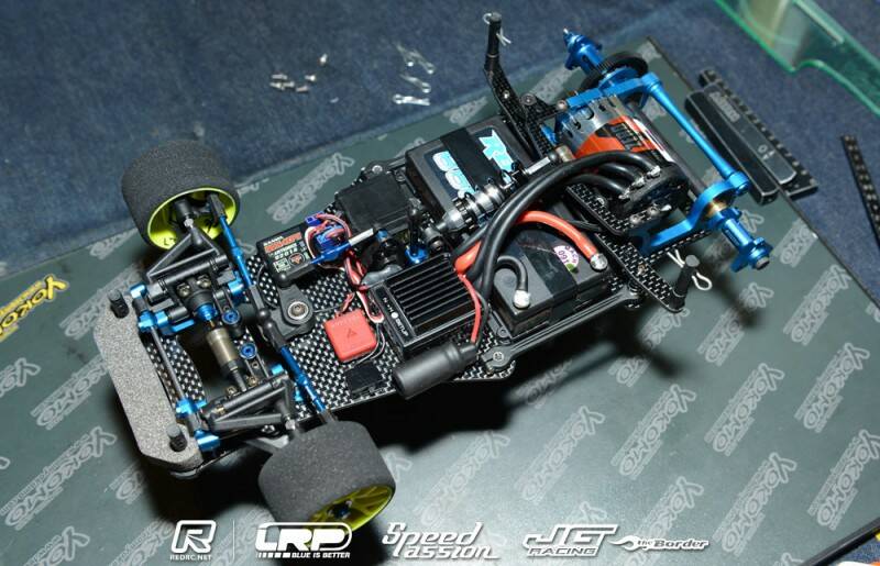 Yokomo的冠軍車，電房式轉向 ？