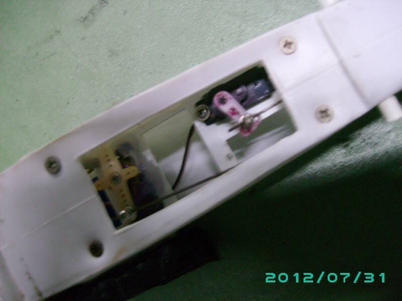 機腹裡面的兩顆伺服器