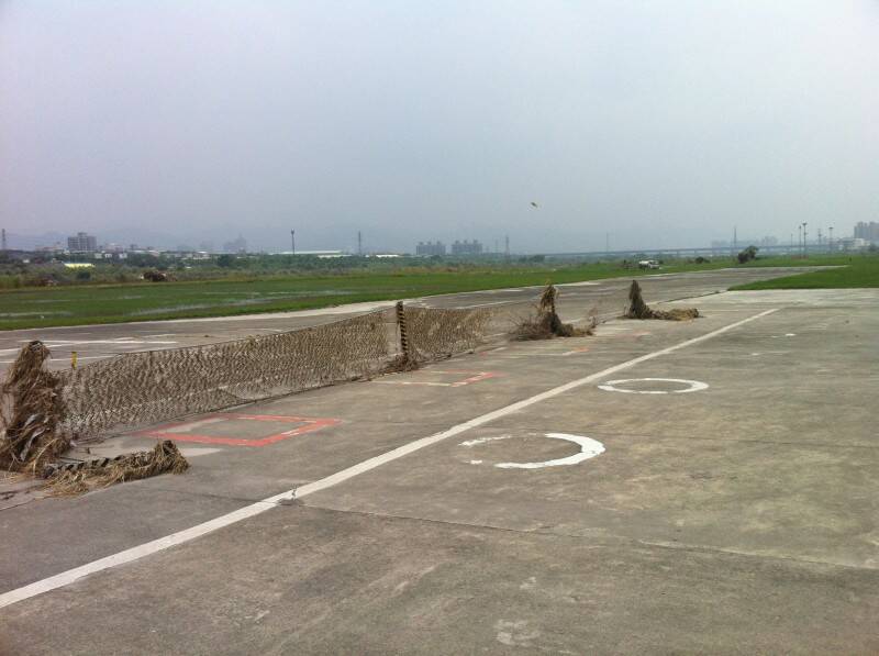 像不像……偽裝網。