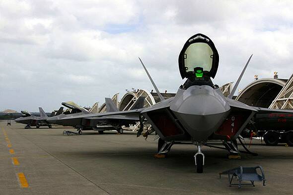 駐日美軍嘉手納空軍基地的F-22戰機停在機庫前，papason兄就坐在第3架上，有看到模 ...
