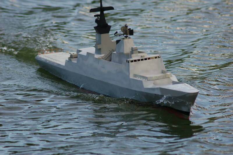 艦艏下面水線尖銳的鋼艦艏