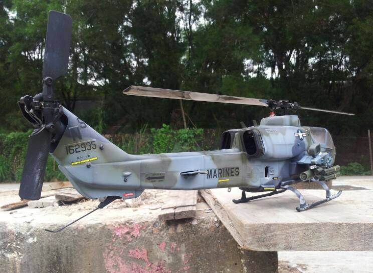 E325 AH-1W