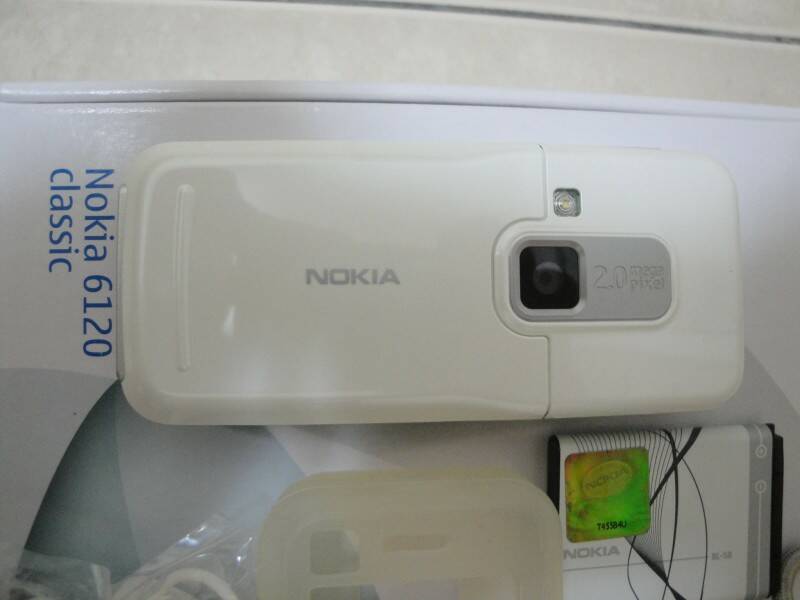 NOKIA6120手機背面.JPG