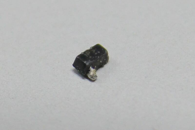 此元件三隻腳已斷了兩支>"<