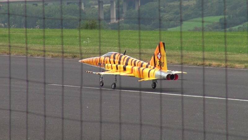 這一架虎斑機-TIGER 2000在清泉崗的漢翔廠外的展示區也有一架!