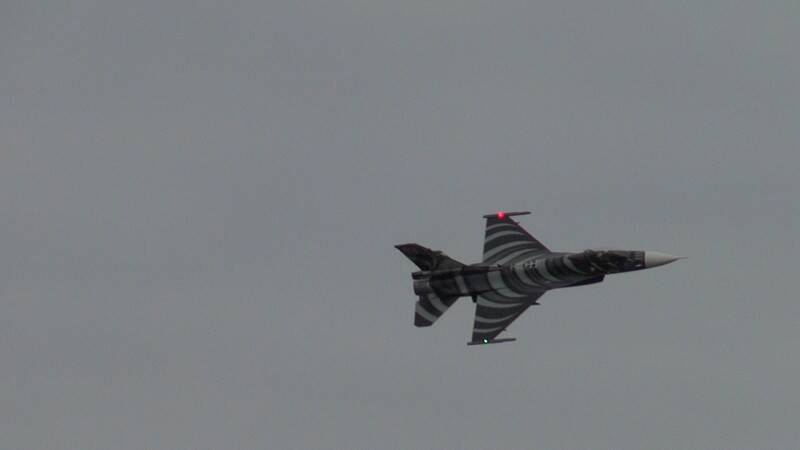 這一架大型戰隼的TIGER MEETING機背塗裝在空中相當搶眼.....