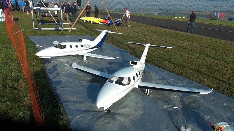這兩架同型小客機在停機坪擺著也頗為吸睛.