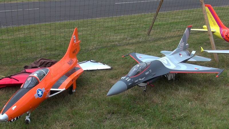 荷蘭的特技飛行戰隼與美洲獅F9F機身合影.