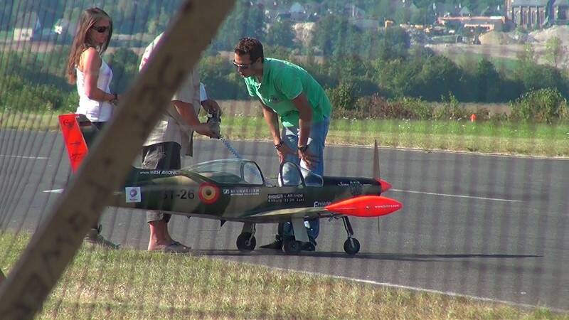 隨後在跑道中點竟然出現一架剛剛升空的同型遙控飛機!