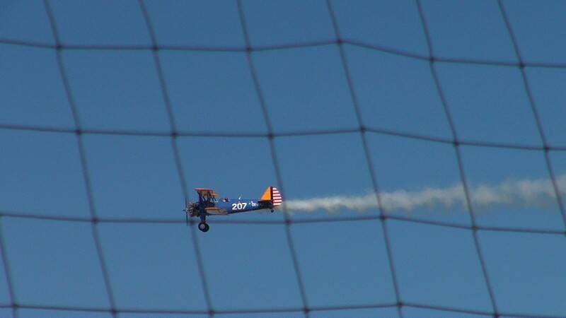 PT-17低空掠過跑道上空....