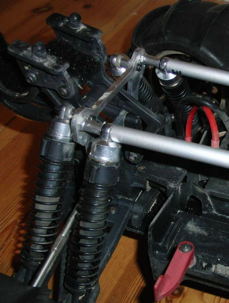 MT4-G3-chassis-doppel-daempfer-mit-streben-03.jpg