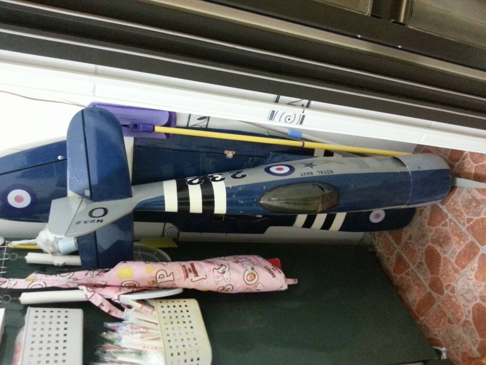 翼展1.8m,全機伺服器含收腳，含MT42CC汽油引擎。飛機有小傷需要整理一下。預售4500元。 ... ... ... ... ...  ...