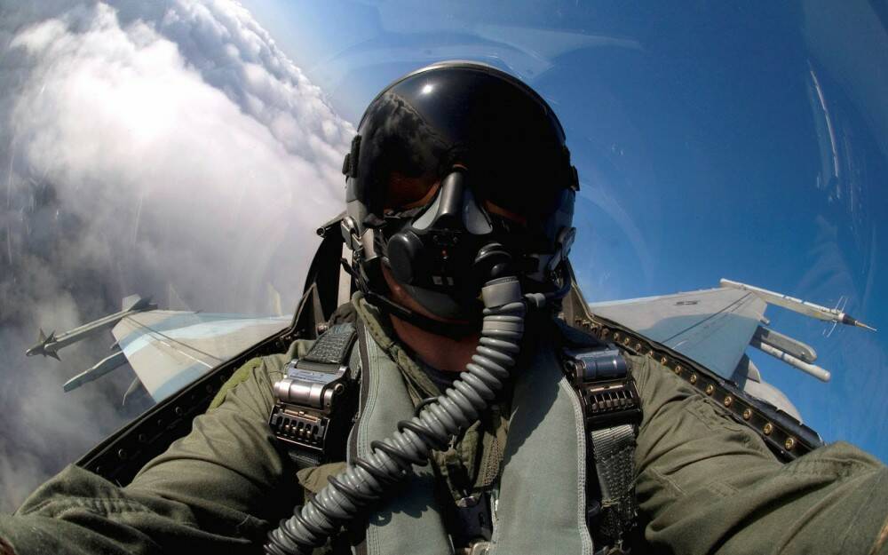 USAF F-16C Cockpit 3.jpg