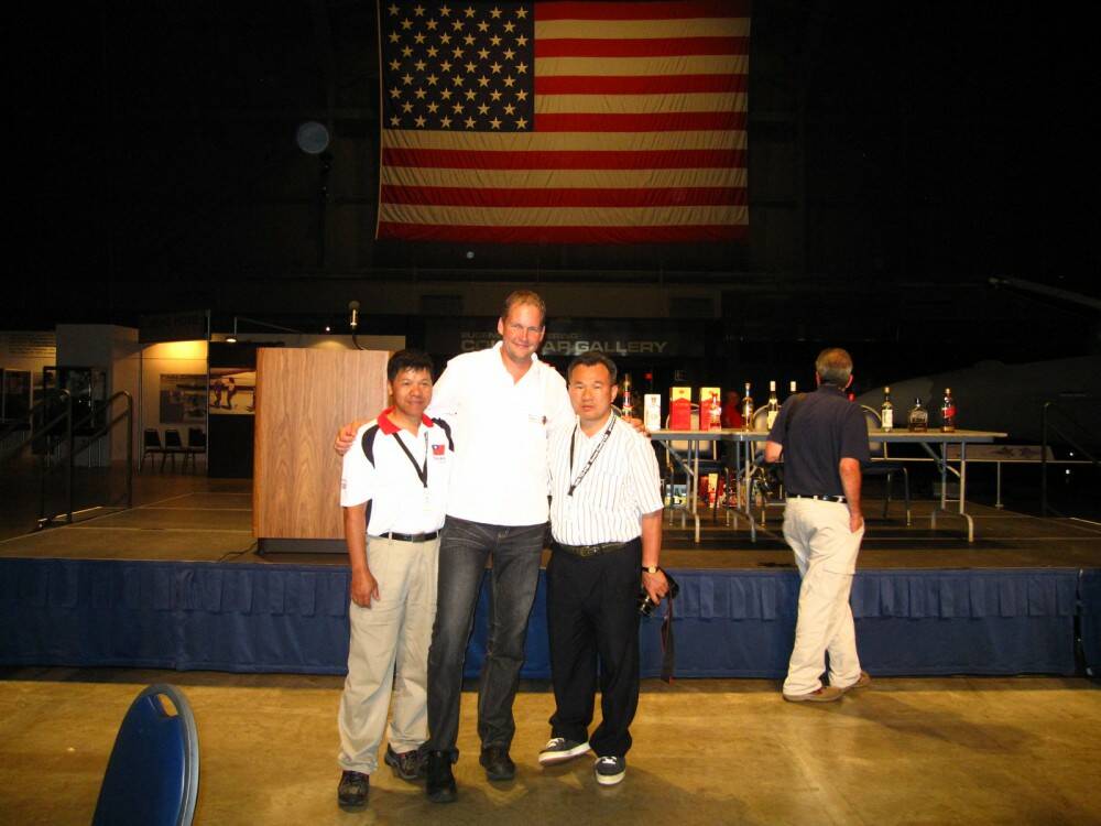 2011 JWM USA_國際晚宴與2005年的 世界冠軍pilot湯瑪士合影