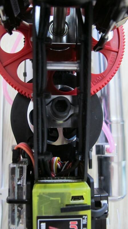 舵機線於側板內部固定