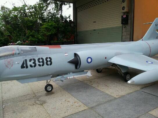 F-104J型的飛彈發射架掛在機身下方，發射架上載有2枚製作精緻的AIM-9空對空飛彈 ... ...