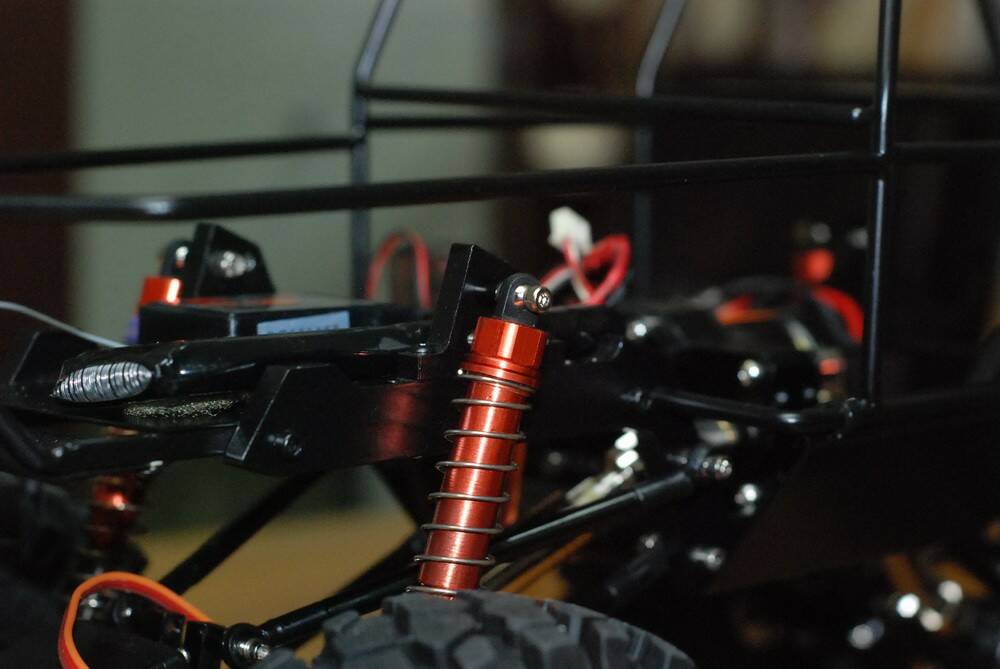 原廠是金屬避震器..自己換上更粗的..