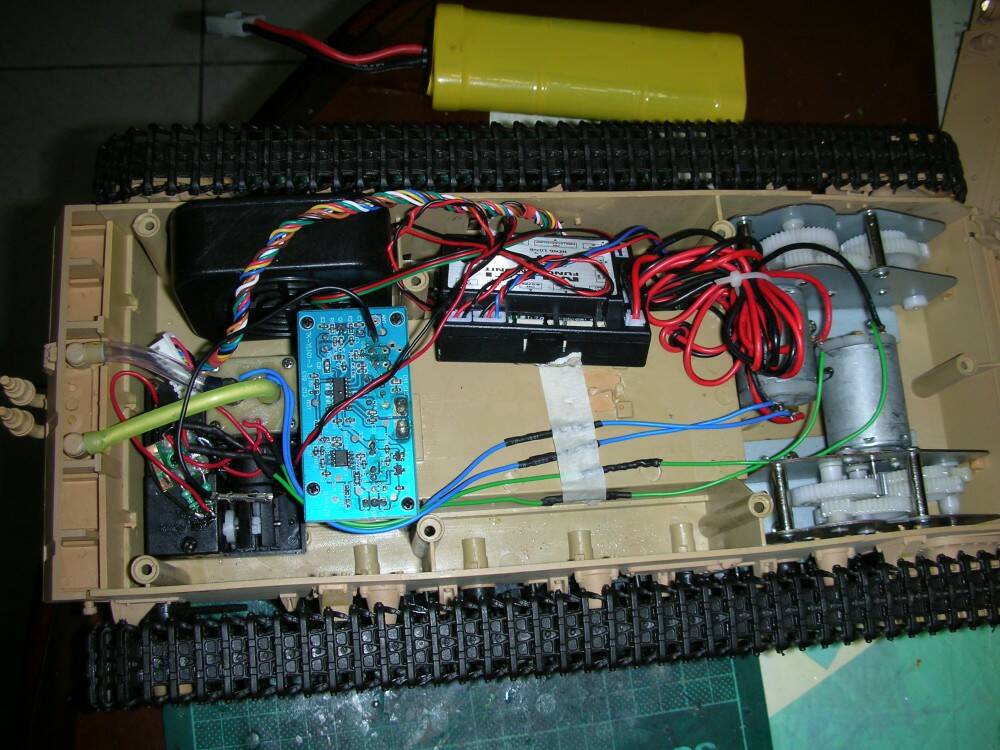 照片是塞了兩個水泥電阻取代電熱絲,如果電熱絲沒有壞的話接到其中一個馬達上就好了,反正只有一個馬達動作的 ...