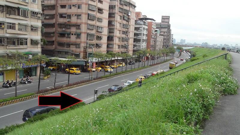 旁邊計程車行對面樓梯起來