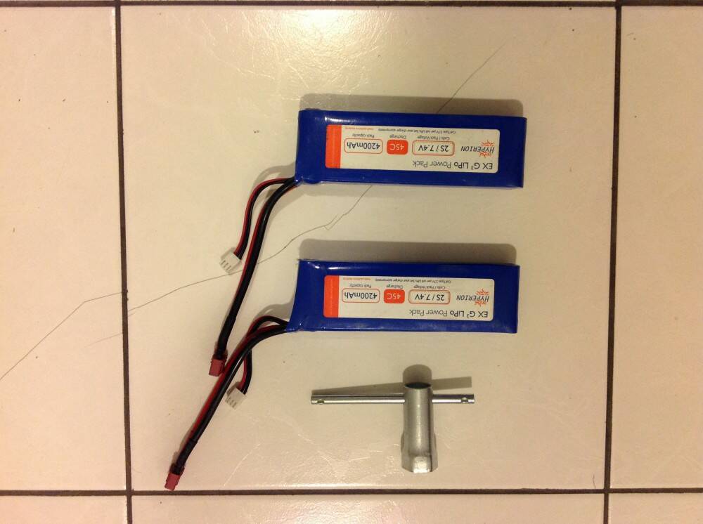附高效鋰聚電池及輪胎拆解工具