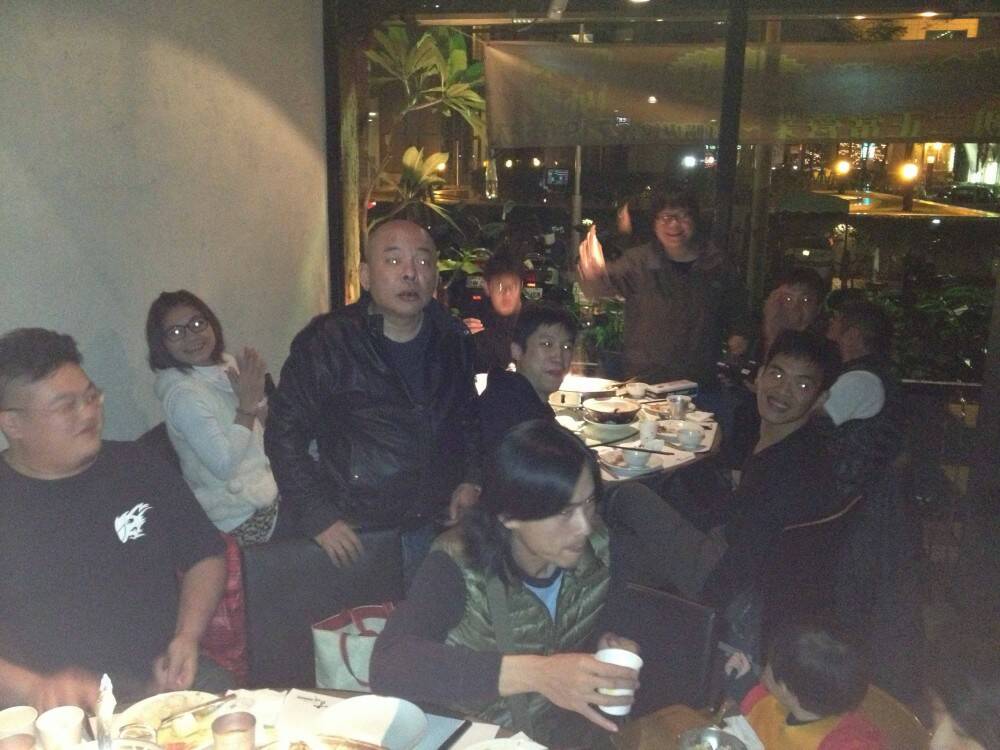 看這些人多緊張阿!!
