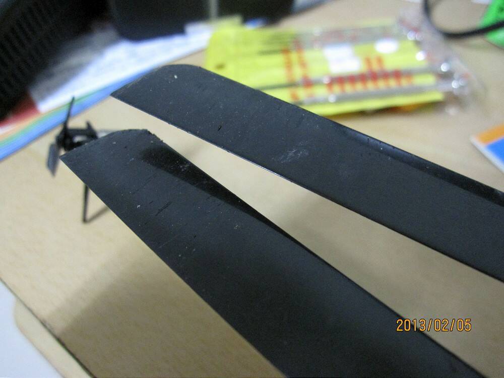 第三航次倒飛狀態下離地約2公尺高時直接往水泥地撞下去的結果.jpg