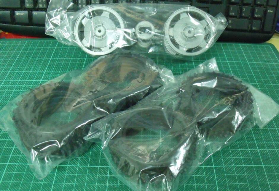前後輪與胎皮..沒有內胎海綿..應該可以自己改來加強耐磨..