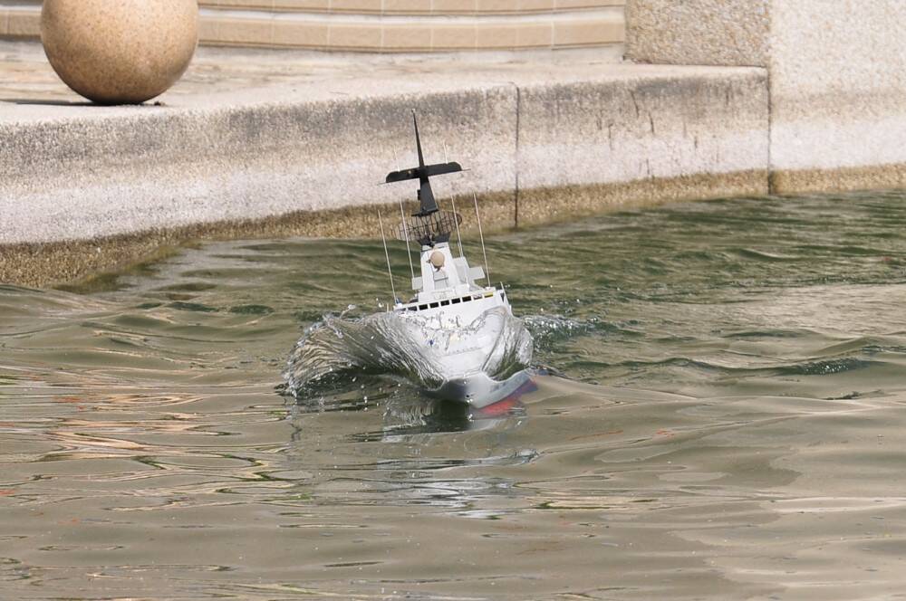 艦艏插浪而行