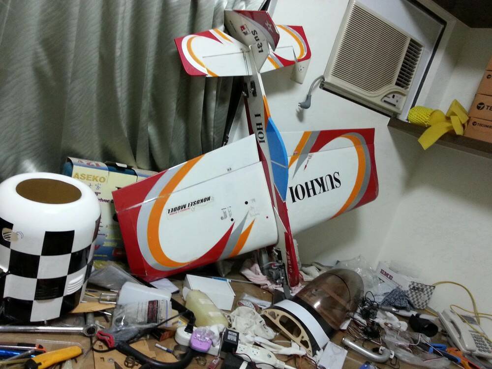 此機已經賣掉機子了，剩下引擎賣1800。SUKHOI片身機含OS46引擎