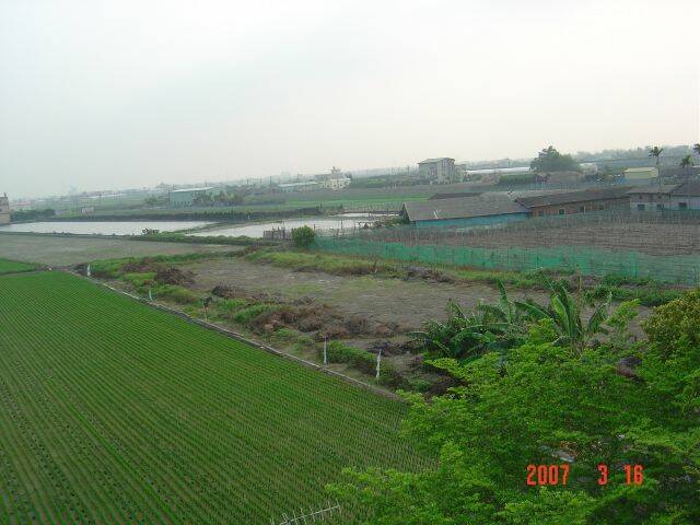 另一張..閒閒坐在陽台看飛機^^