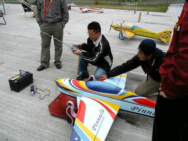 不順的引擎,立即得到日籍裁判,也是日本F3A高手,日本HIROBO公司的池上先生(IKEGAMI 桑)調教加持.